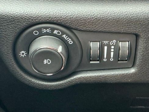 Used 2025 Chrysler Pacifica Select FWD image 36