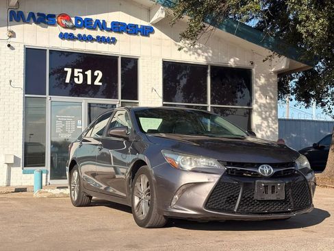 Used 2015 Toyota Camry SE FWD image 1