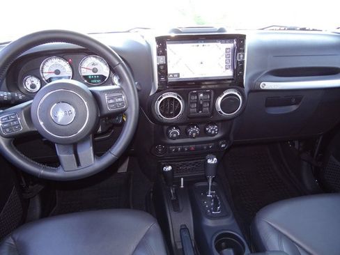 Used 2015 Jeep Wrangler Unlimited Rubicon w/ Connectivity Group AWD/4WD image 21