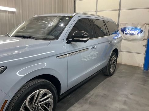 Used 2025 Lincoln Navigator Reserve AWD/4WD image 4