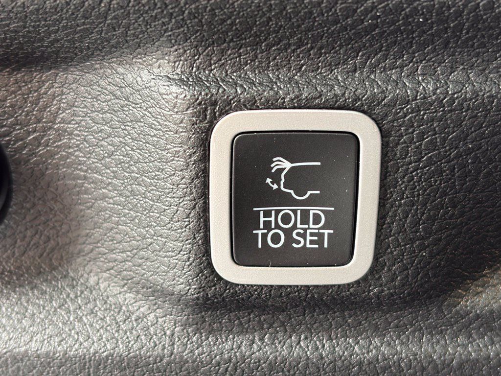 Used 2023 Jeep Grand Cherokee L Laredo w/ Luxury Tech Group I AWD/4WD image 14