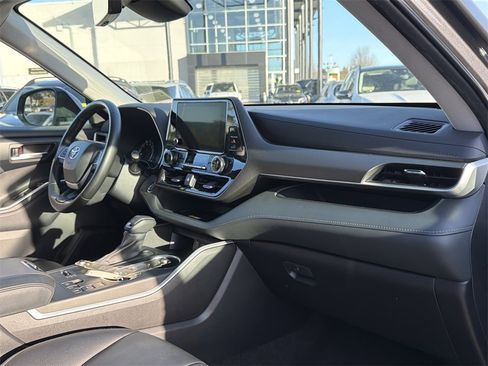 Used 2023 Toyota Highlander XLE image 22
