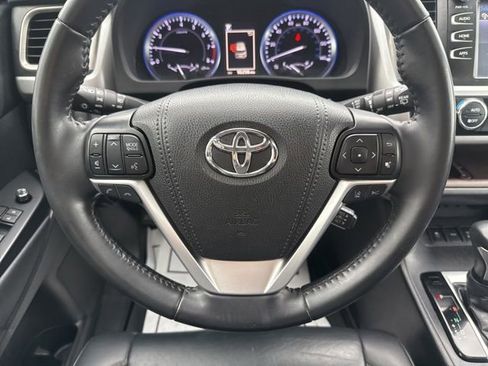 Used 2019 Toyota Highlander XLE AWD/4WD image 18