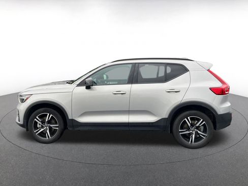 Used 2024 Volvo XC40 B5 Core image 4
