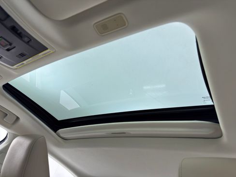 Used 2020 Lexus ES 300h w/ Premium Package image 11