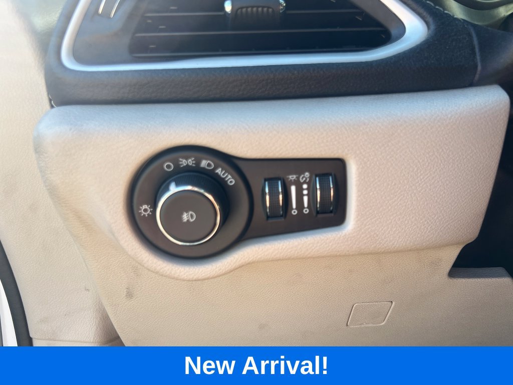 Used 2022 Chrysler Pacifica Touring-L w/ Uconnect Theater Family Group FWD image 23