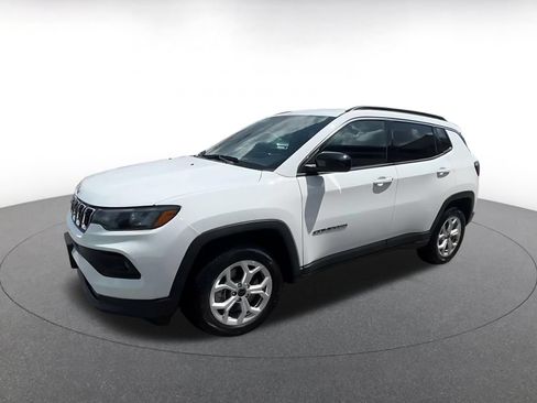 Used 2025 Jeep Compass Latitude AWD/4WD image 7