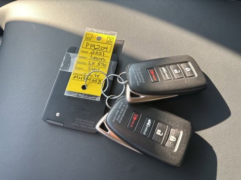 Used 2021 Lexus LX 570 4WD w/ Luxury Package image 23