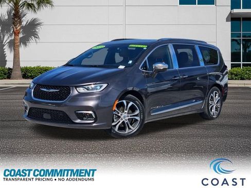 Used 2022 Chrysler Pacifica Pinnacle FWD image 1