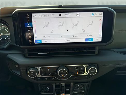 Used 2025 Jeep Gladiator Mojave w/ Convenience Group AWD/4WD image 18