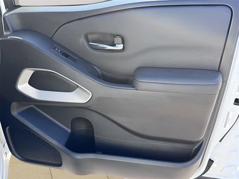 Used 2024 Nissan Frontier SV image 26