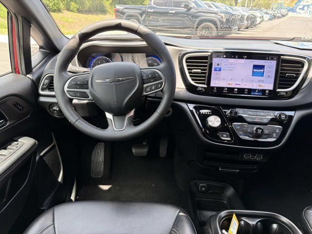 Used 2025 Chrysler Pacifica Select FWD image 21