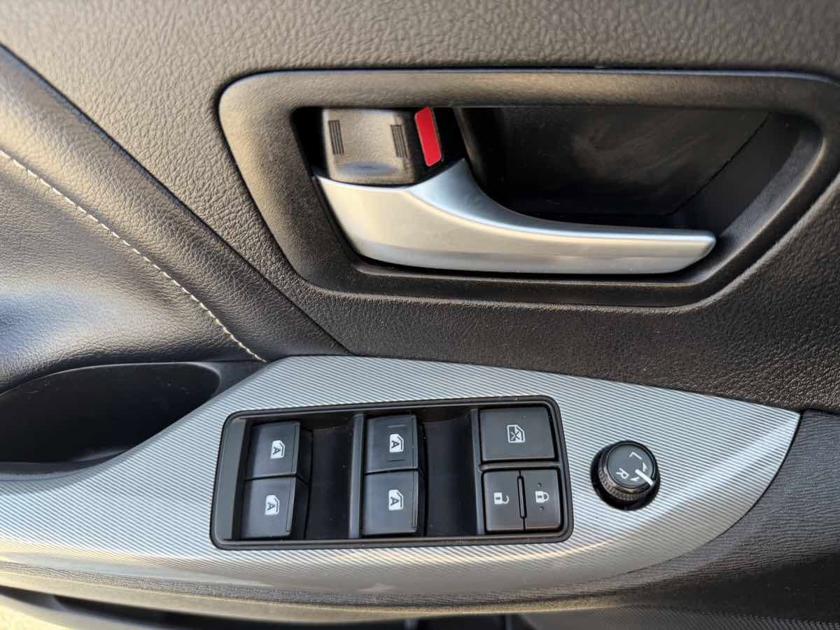 Used 2019 Toyota Sienna SE w/ Carpet Mat Package FWD image 7
