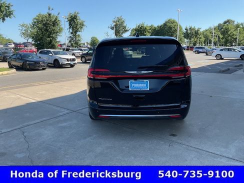 Used 2024 Chrysler Pacifica Touring-L FWD image 5