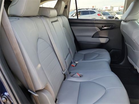 Used 2020 Toyota Highlander XLE image 19
