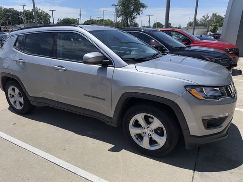 Used 2019 Jeep Compass Latitude FWD image 4