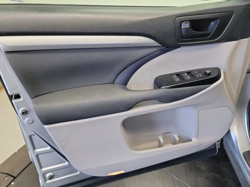Used 2017 Toyota Highlander LE FWD image 13
