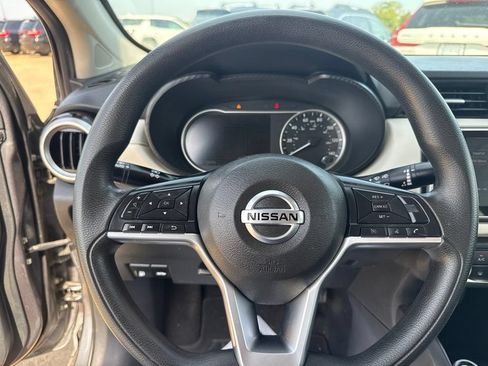 Used 2021 Nissan Versa SV FWD image 8