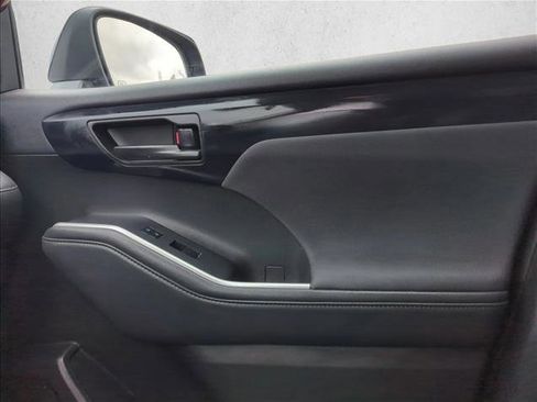 Used 2022 Toyota Highlander LE image 21