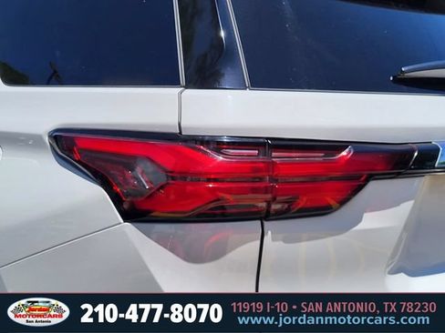 Used 2023 Chevrolet Traverse LT FWD image 10
