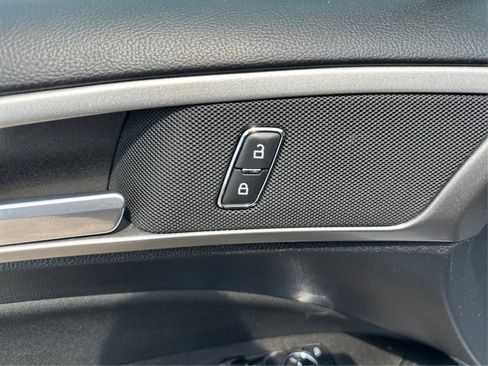 Used 2020 Ford Fusion SE FWD image 11