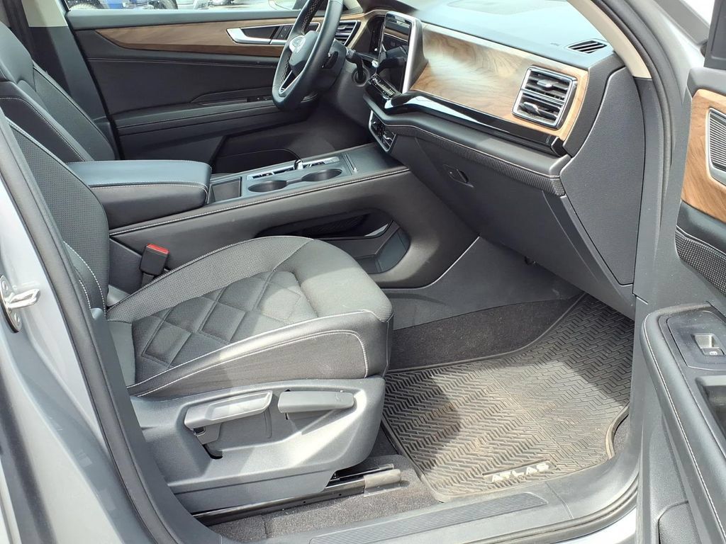 Used 2025 Volkswagen Atlas SE AWD/4WD image 19