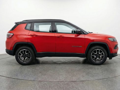 Used 2025 Jeep Compass Trailhawk image 11