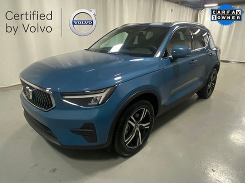 Certified 2025 Volvo XC40 B5 Core image 1