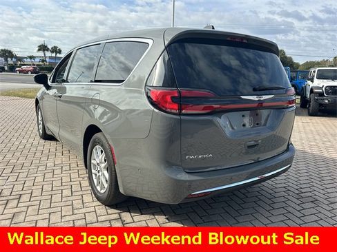 Used 2023 Chrysler Pacifica Touring-L image 8