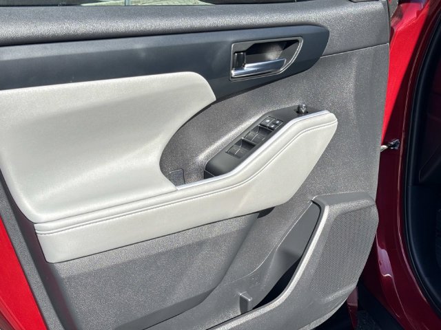 Used 2021 Toyota Highlander XLE FWD image 18