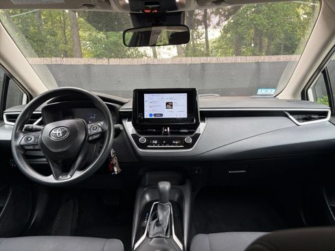 Used 2025 Toyota Corolla LE FWD image 31