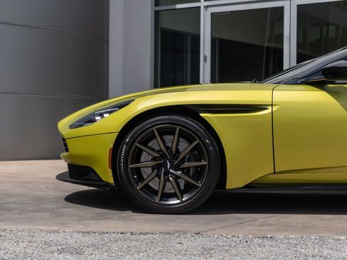 Used 2022 Aston Martin DB11 Volante RWD image 17