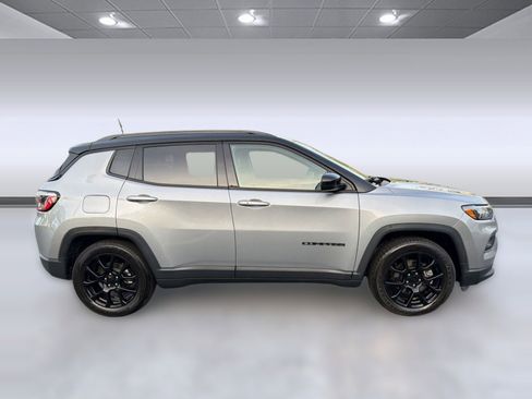 Used 2022 Jeep Compass Altitude FWD image 6