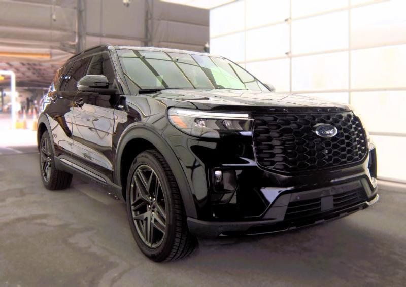 Used 2025 Ford Explorer ST-Line w/ ST-Line Street Pack AWD/4WD image 2