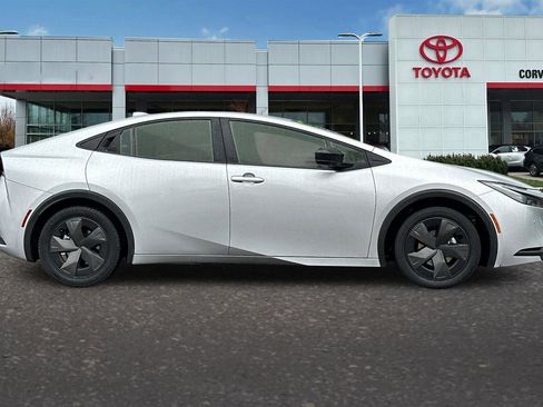 Used 2024 Toyota Prius LE image 3
