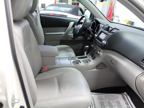 Used 2012 Toyota Highlander SE w/ Tow Pkg AWD/4WD image 27