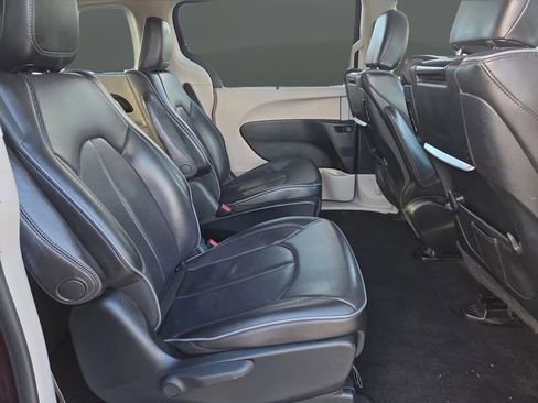 Used 2018 Chrysler Pacifica Limited image 34