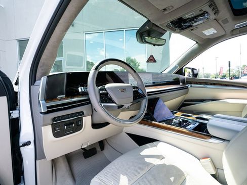 Used 2025 Cadillac Escalade Sport Platinum w/ LPO, Floor Liner Package AWD/4WD image 29