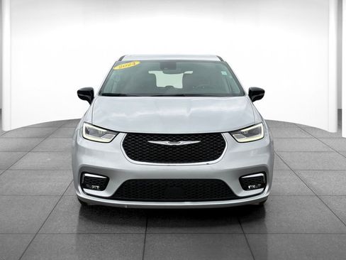 Used 2024 Chrysler Pacifica Touring-L FWD image 2
