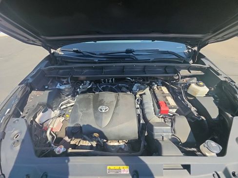 Used 2022 Toyota Highlander XLE AWD/4WD image 11