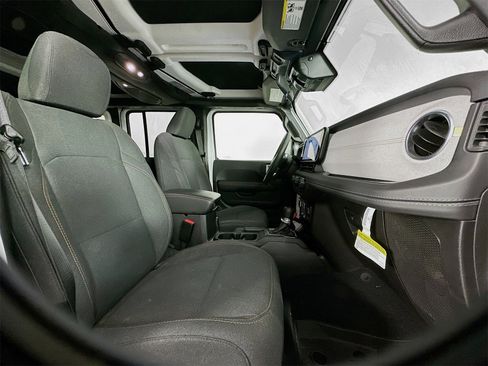 Used 2024 Jeep Wrangler Unlimited Sahara image 23