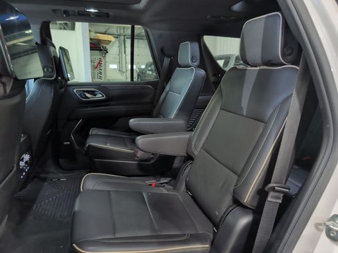 Used 2021 GMC Yukon SLT w/ Rear Media and Nav Package AWD/4WD image 8