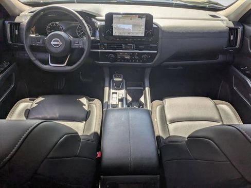 Used 2025 Nissan Pathfinder SL FWD image 16