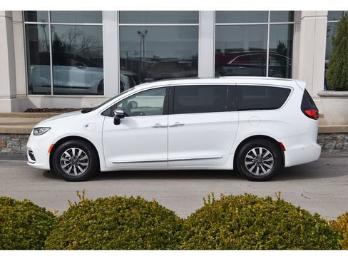 Used 2023 Chrysler Pacifica Limited w/ Uconnect Theater Family Group image 7