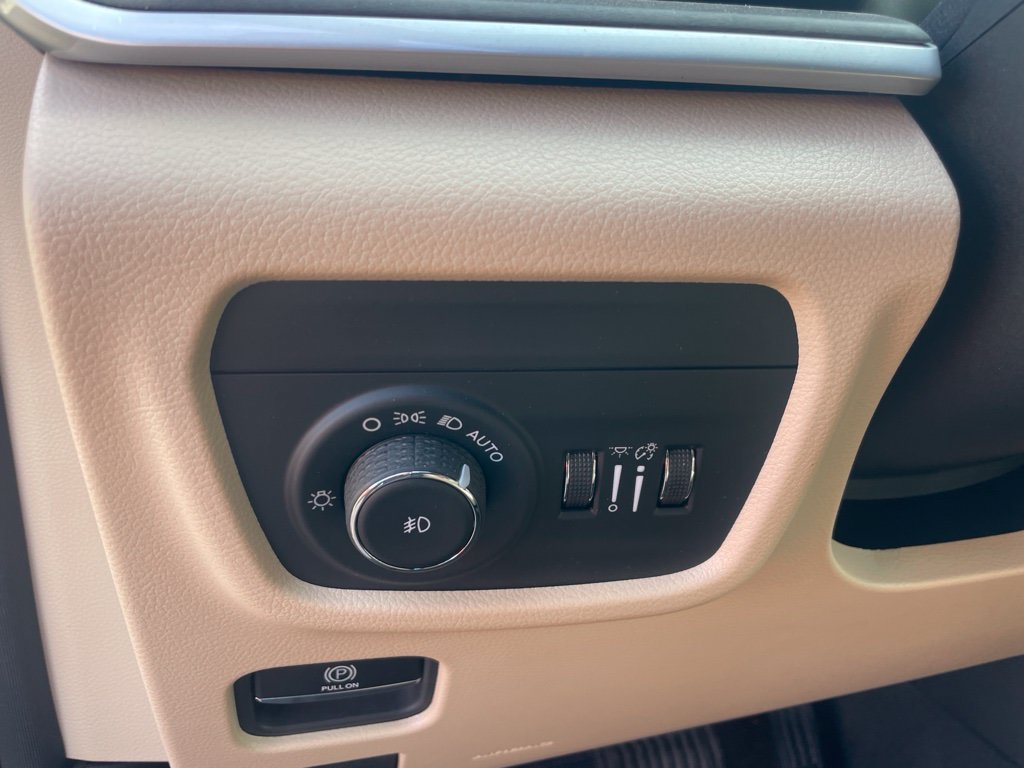 Used 2023 Jeep Grand Cherokee Limited w/ Luxury Tech Group II AWD/4WD image 12