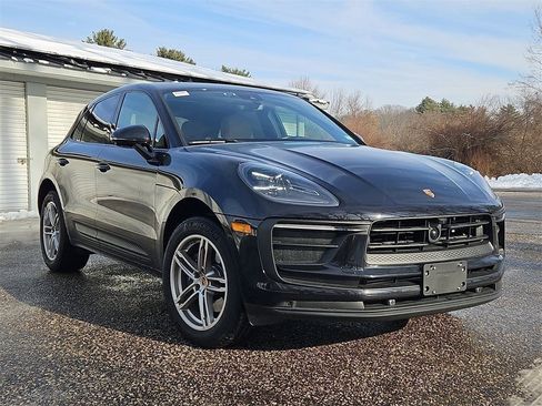 Certified 2025 Porsche Macan image 9