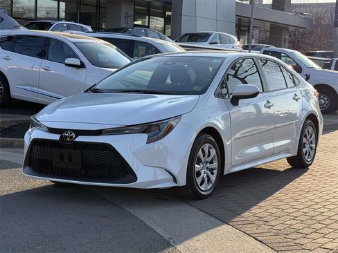 Used 2021 Toyota Corolla LE image 3