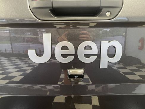 Used 2020 Jeep Gladiator Overland AWD/4WD image 14