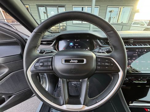 Used 2024 Jeep Grand Cherokee L Laredo image 11