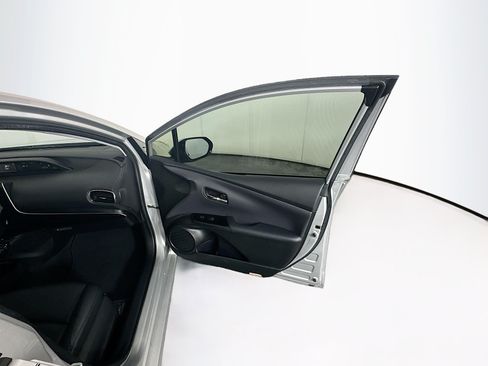 Used 2020 Toyota Prius XLE FWD image 30